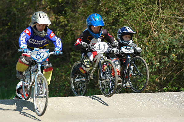 Kinder auf BMX-Bahn
