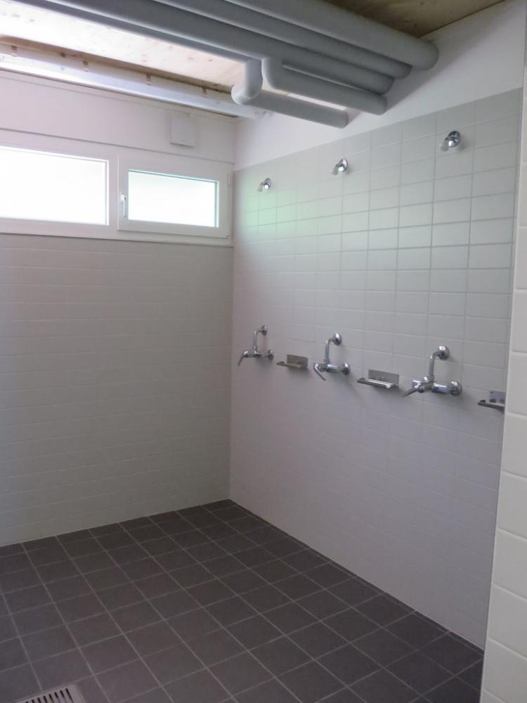 Nasszelle in Mannschafts-Garderobe