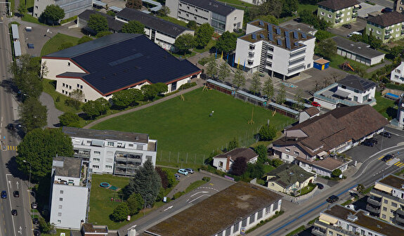 Bild Schulwiese mit Visieren