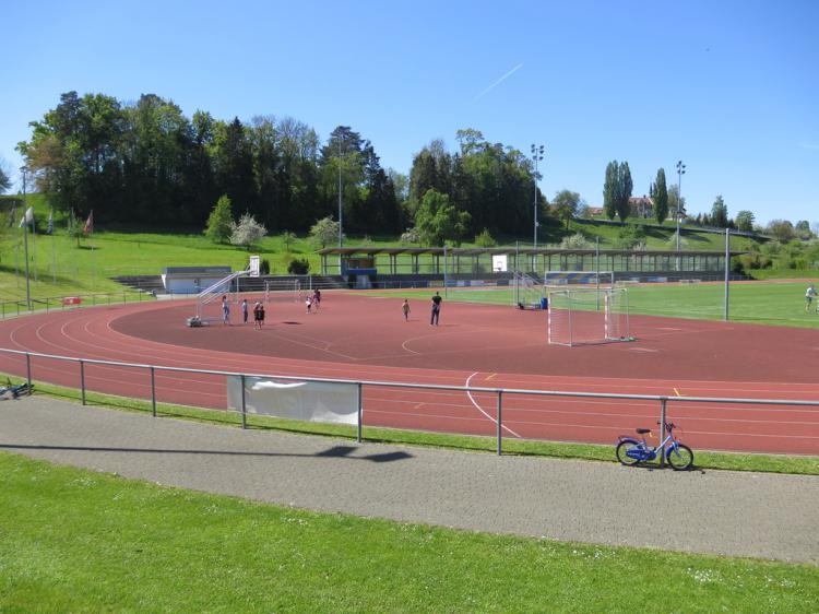 Hartplatz mit Handball-Spielfeld und Basketball