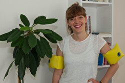 Romina Decurtins mit Schwimmflügeln