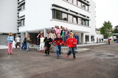 Warteggschulhaus mit Kindern davor