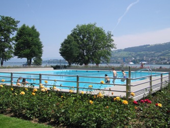 Freibad Seegarten mit Blick auf Bodensee