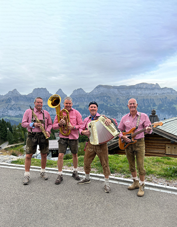 Foto 02: Mit Live-Musik der Chrüz Musig