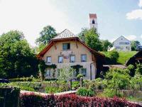 Dieses Haus war in früherer Zeit das Schulhaus der Gemeinde Suhr und hat der heutigen Strassenbezeichnung "Galeggenweg" wohl auch ihren Namen gegeben - "Galegge" ist nämlich eine Ableitung des französischen Wortes "Collège"(= Schule)