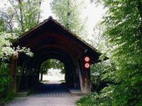 Der Spazierweg der Suhre entlang führt Sie hinaus in die Natur und zur sehenswerten alten Holzbrücke.