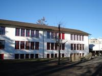 Das Schulhaus Dorf - im Schulzentrum Dorf gelegen - beherbergt die Primarschule des Gebiets "Dorf".
