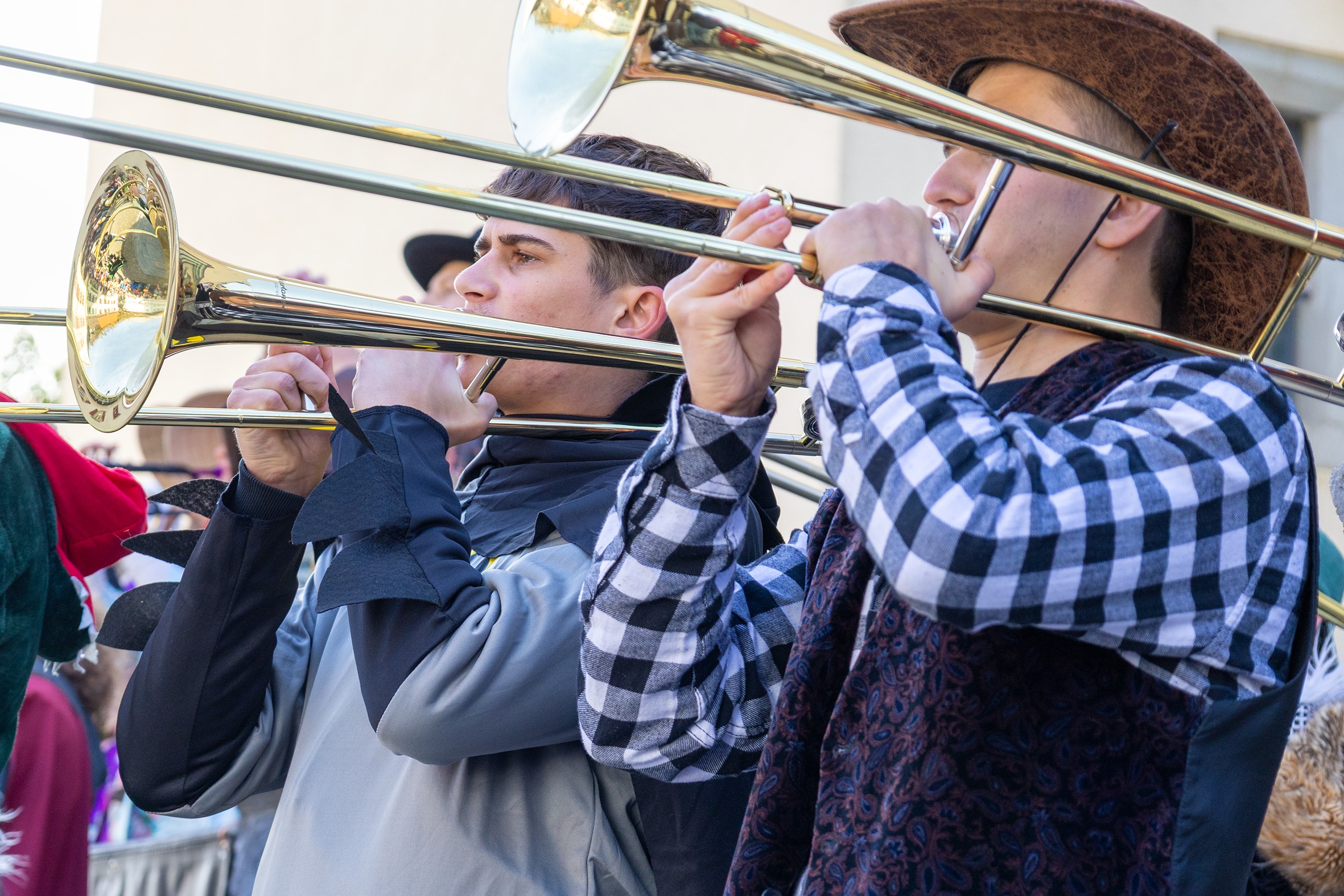 Bunt und schrill: Die Mitglieder der örtlichen Guggenmusikvereine eröffnen die Fasnachtssaison 2026.
