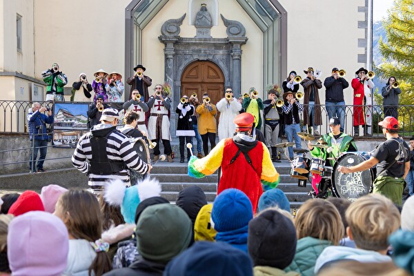 Laut, schrill und kunterbunt: Die Sarganser Guggenformationen läuten die Fasnachtssaison 2026 ein.