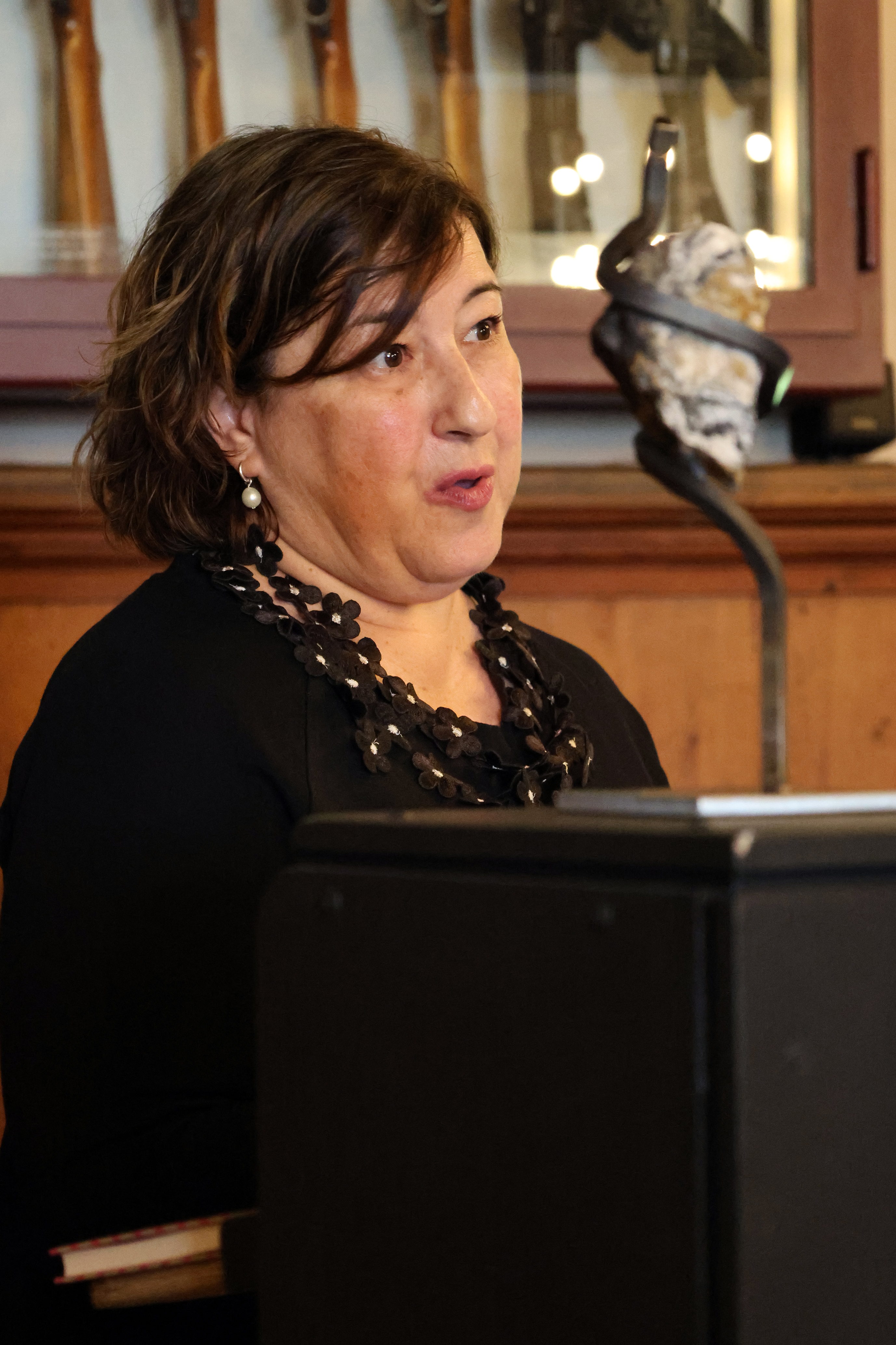 Bea Papadopoulos nimmt die Auszeichnung entgegen.