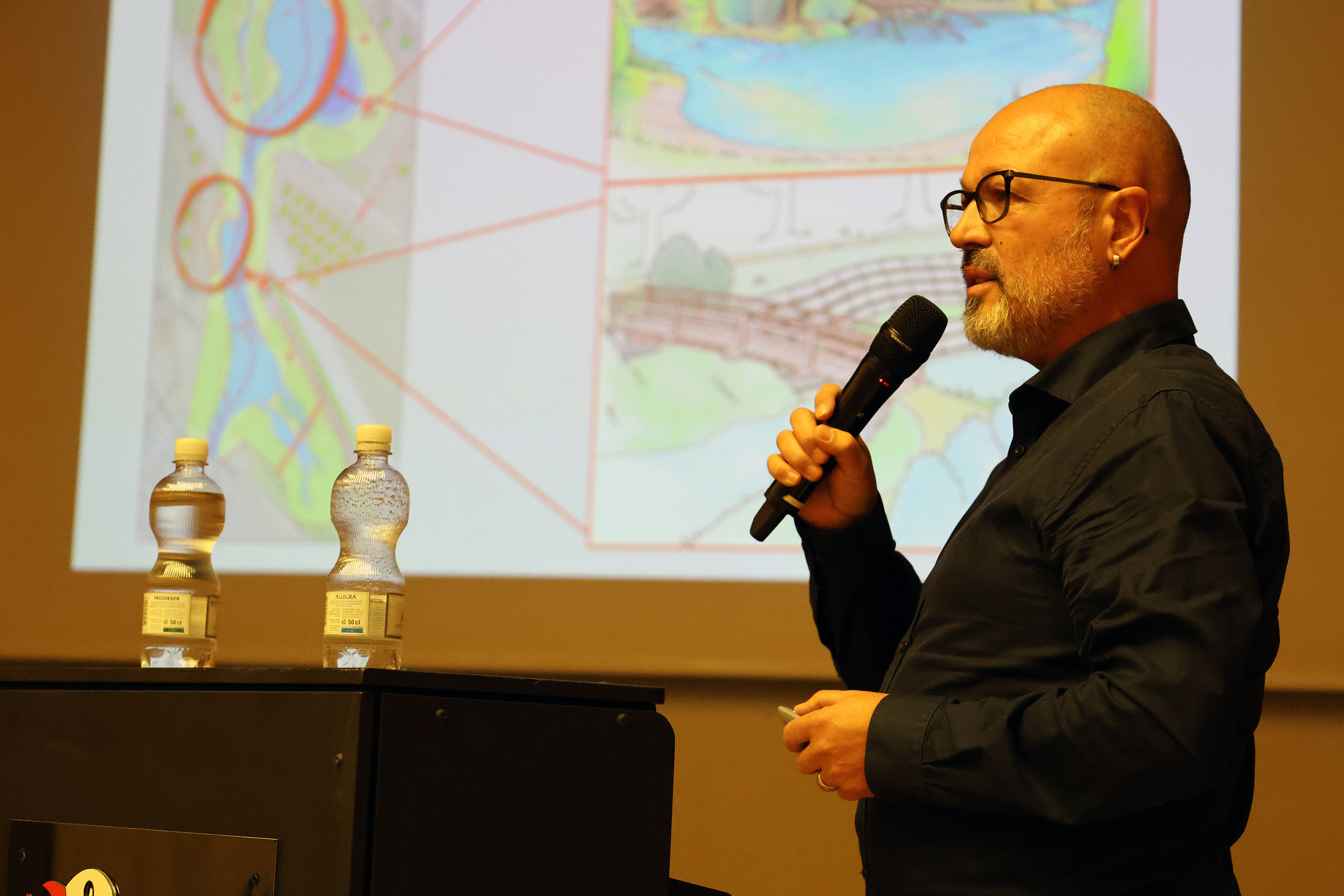 Stellt sein nächstes Projekt "Aufweitung Tschessis" vor: Gemeinderat Roland Wermelinger.