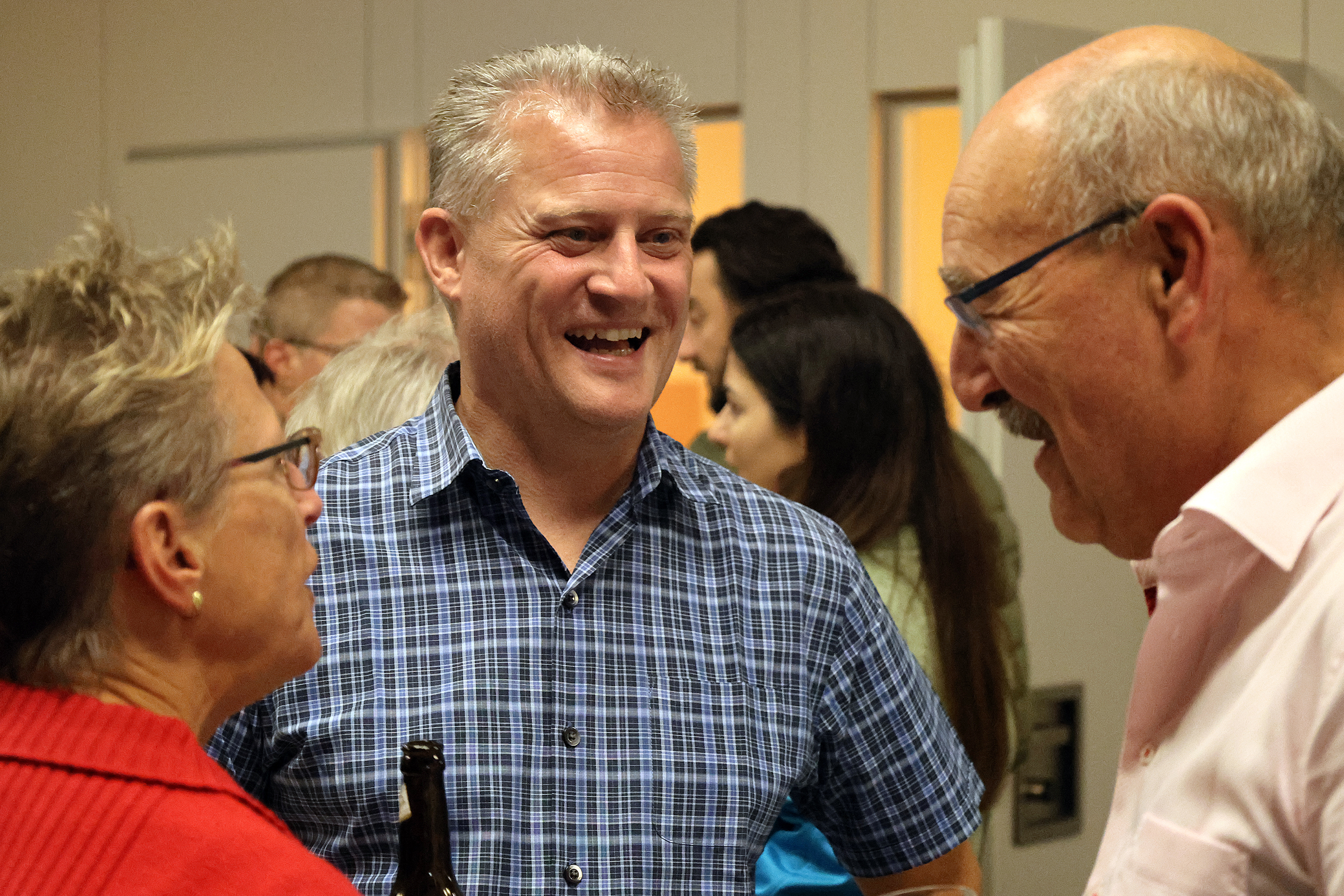 Eindrücke vom Apéro: Der Bürgerabend fand einen gemütlichen Ausklang.