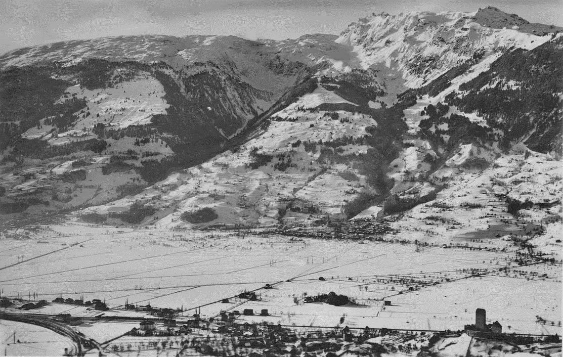 ca. 1960: Der Blick gegen Wangs mit dem Pizol