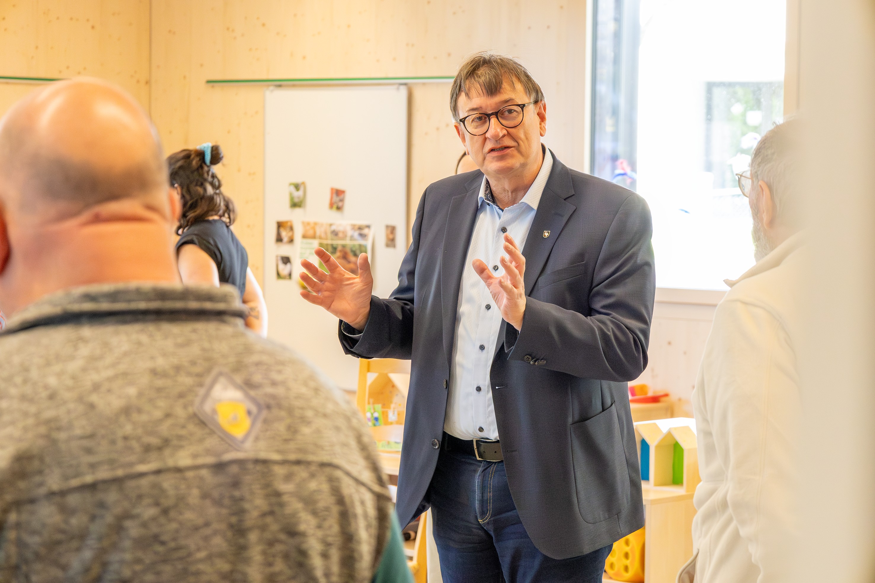 Geführte Begehungen: Schulrat Roger John liefert spannende Infos zum Bau.