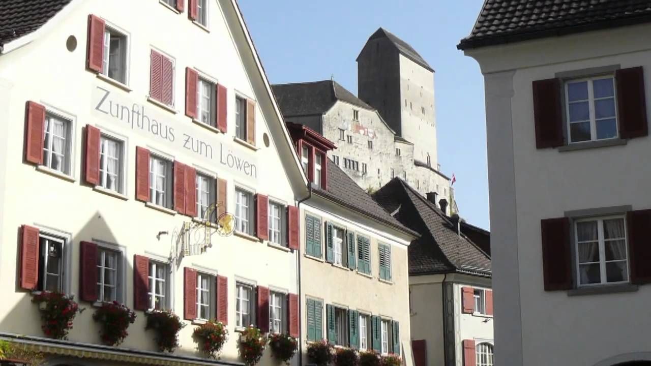 Es wurde nach dem Brand 1811 im Biedermeierstil wieder aufgebaut. Der heutige "Jazzkeller" war einst eine Metzgerei.