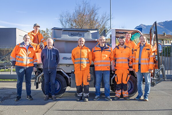 Freuen sich über den neuen Kommunalgeräteträger: Die Mitarbeiter des Sarganser Werkdienstes.