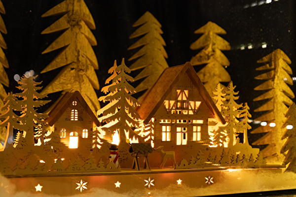 Jeden Tag ein weiteres Schmuckstück: Die Sarganser Adventsfenster.