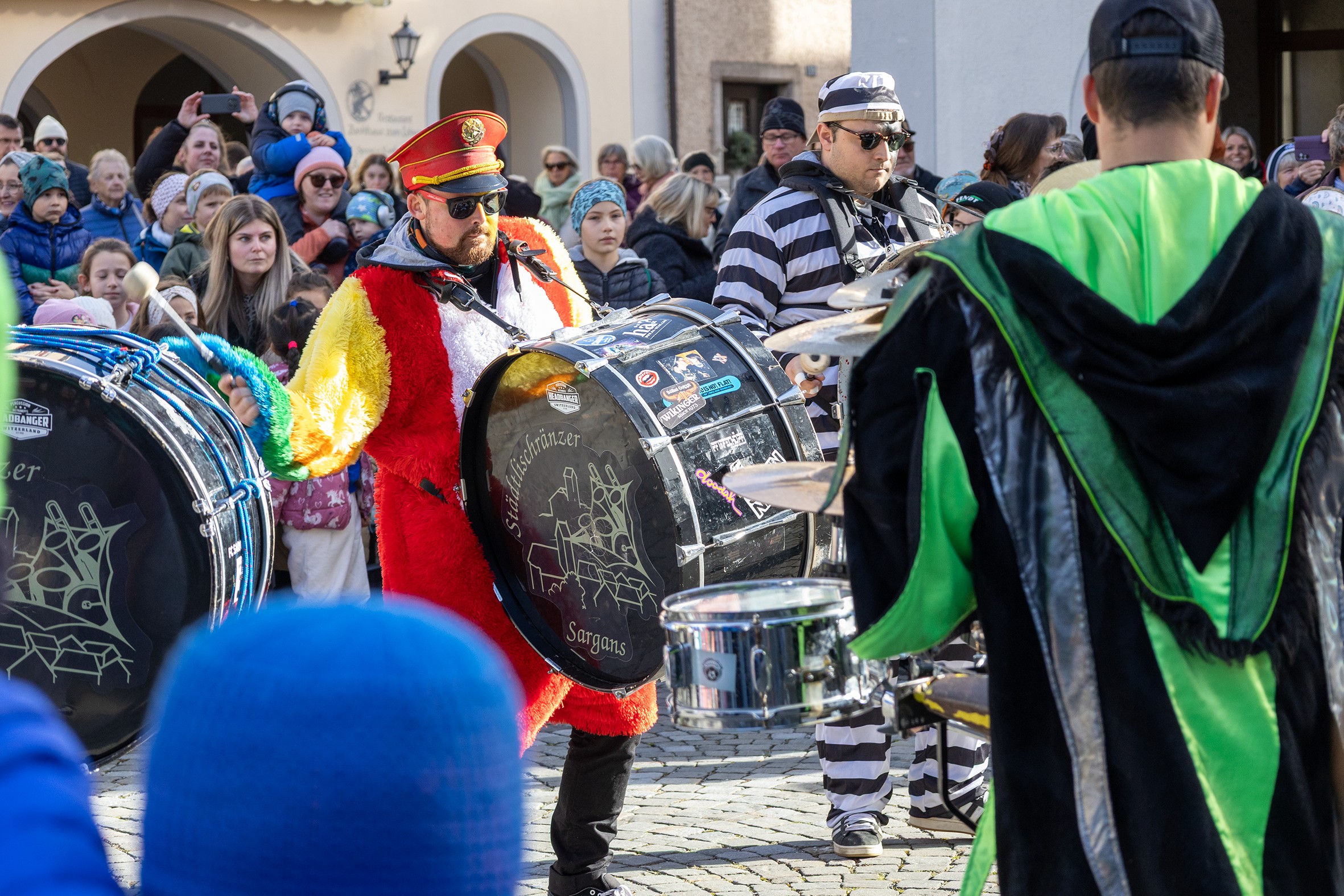 Bunt und schrill: Die Mitglieder der örtlichen Guggenmusikvereine eröffnen die Fasnachtssaison 2026.