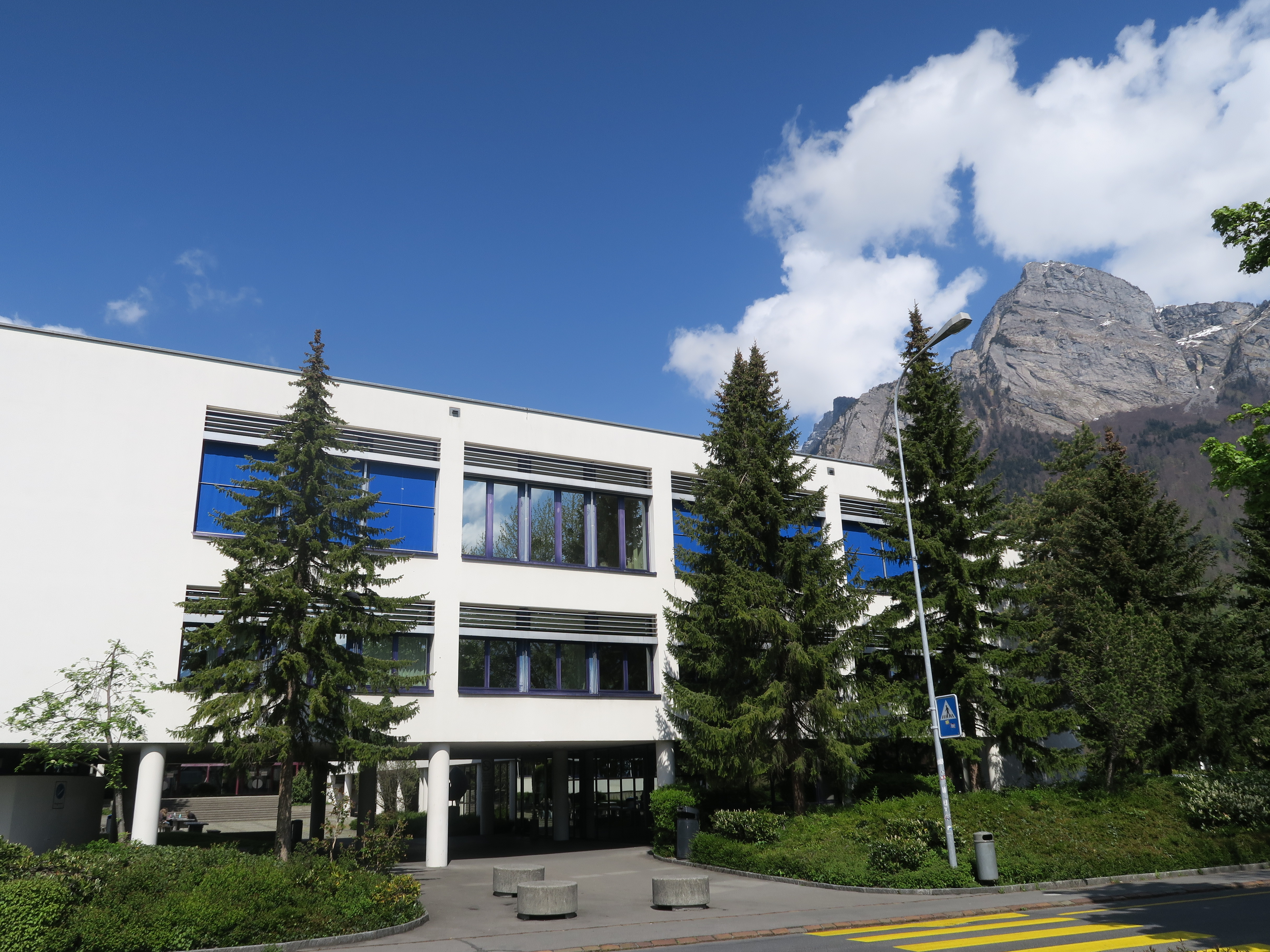 Im Juni 2021 lehnte das Bundesgericht den Rekurs gegen den Teilabbruch und die Erweiterung der Kantonsschule ab. Somit können die Bauarbeiten am Gebäude voraussichtlich im Sommer 2023 starten. 2026 soll die erweiterte und erneuerte Kantonsschule bezugsbereit sein. 