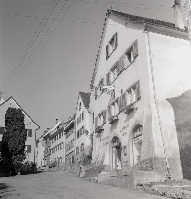 Beim Städtlieingang: Restaurant Traube (bis 1945) mit der
Eisenwarenhandlung Oskar Wildhaber (später OWI) im Erdgeschoss.