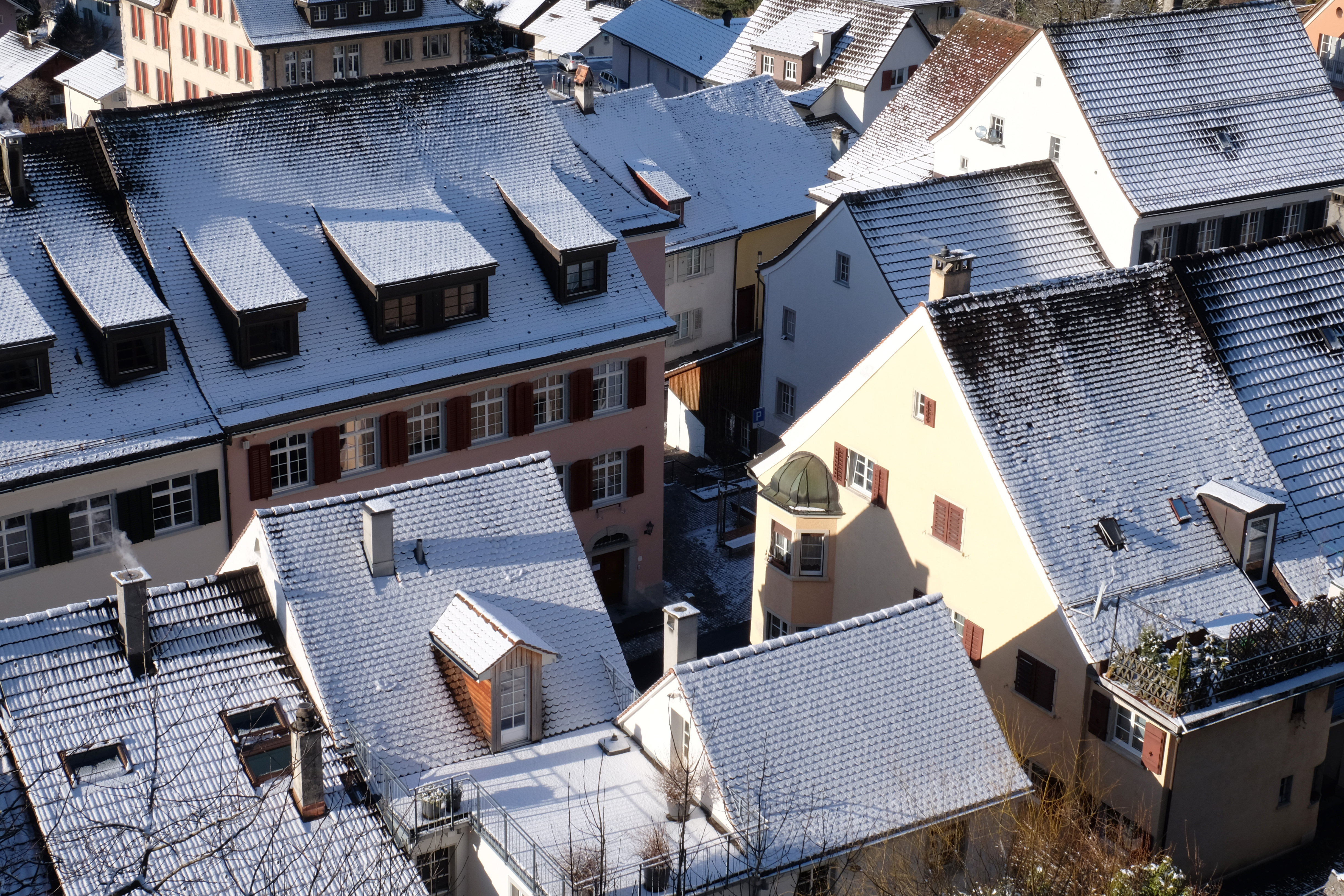 Früher gab es in fast jedem Haus einen Laden. Heute stellt wenigstens der wöchentliche Samstag-Markt einen kleinen Ersatz dar.