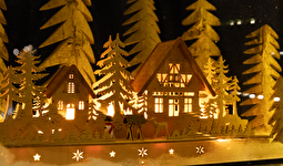 Jeden Tag ein weiteres Schmuckstück: Die Sarganser Adventsfenster.