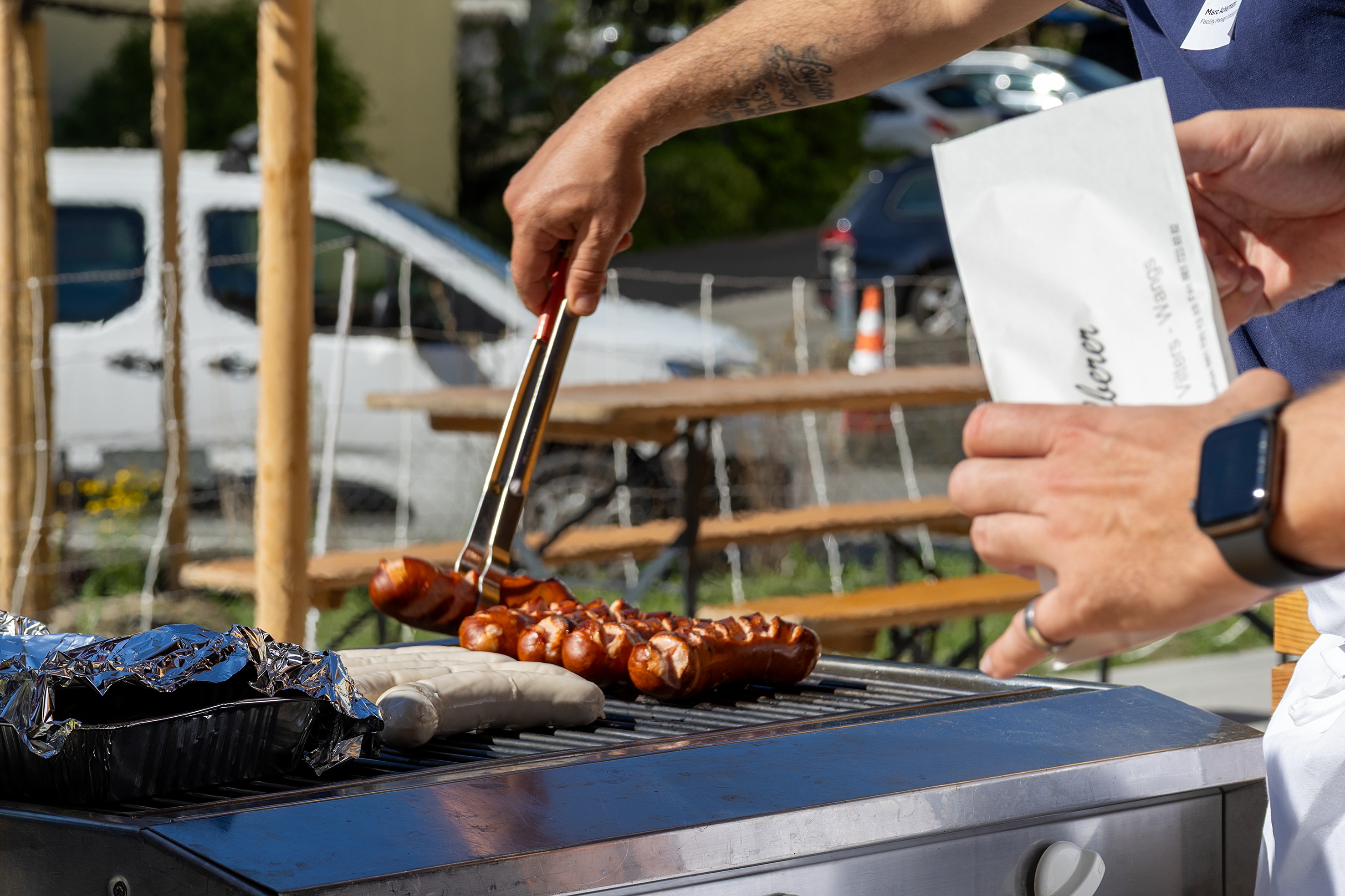 Dem Wetter zuliebe: Für die Gäste warten nicht nur Kaffee und Gipfeli, sondern auch eine Wurst vom Grill.