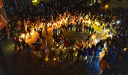 Zwei Lichterkreise: Die Kindergartenkinder präsentieren stolz ihre Räbeliechtli.