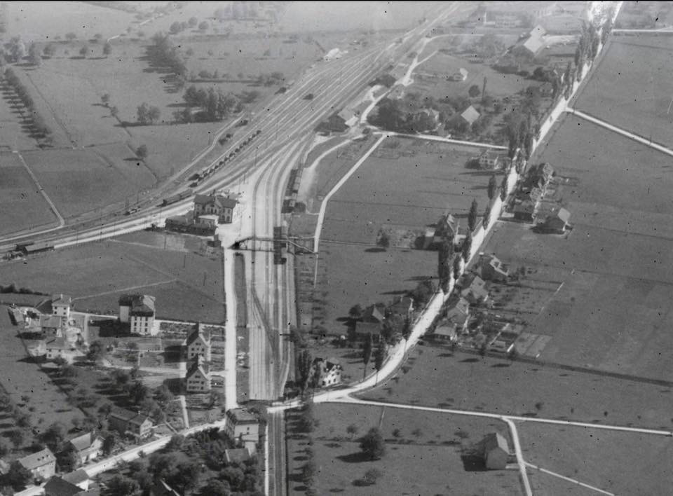Die Vereinigten Schweizerbahnen (VSB) eröffneten den Bahnhof am 1. Juli 1858 im Zuge der Bahnstrecke vom Bodensee nach Chur. 
