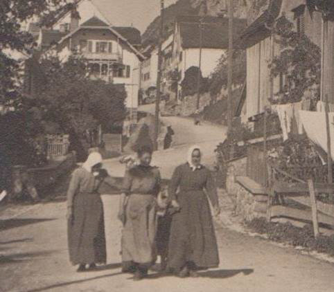 Städtli um 1915: damals störte sich noch niemand an den Kopftuch-Trägerinnen.