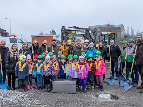 Gemeinsam begangen: Die Mitwirkenden der Grundsteinlegung auf einem Bild.
