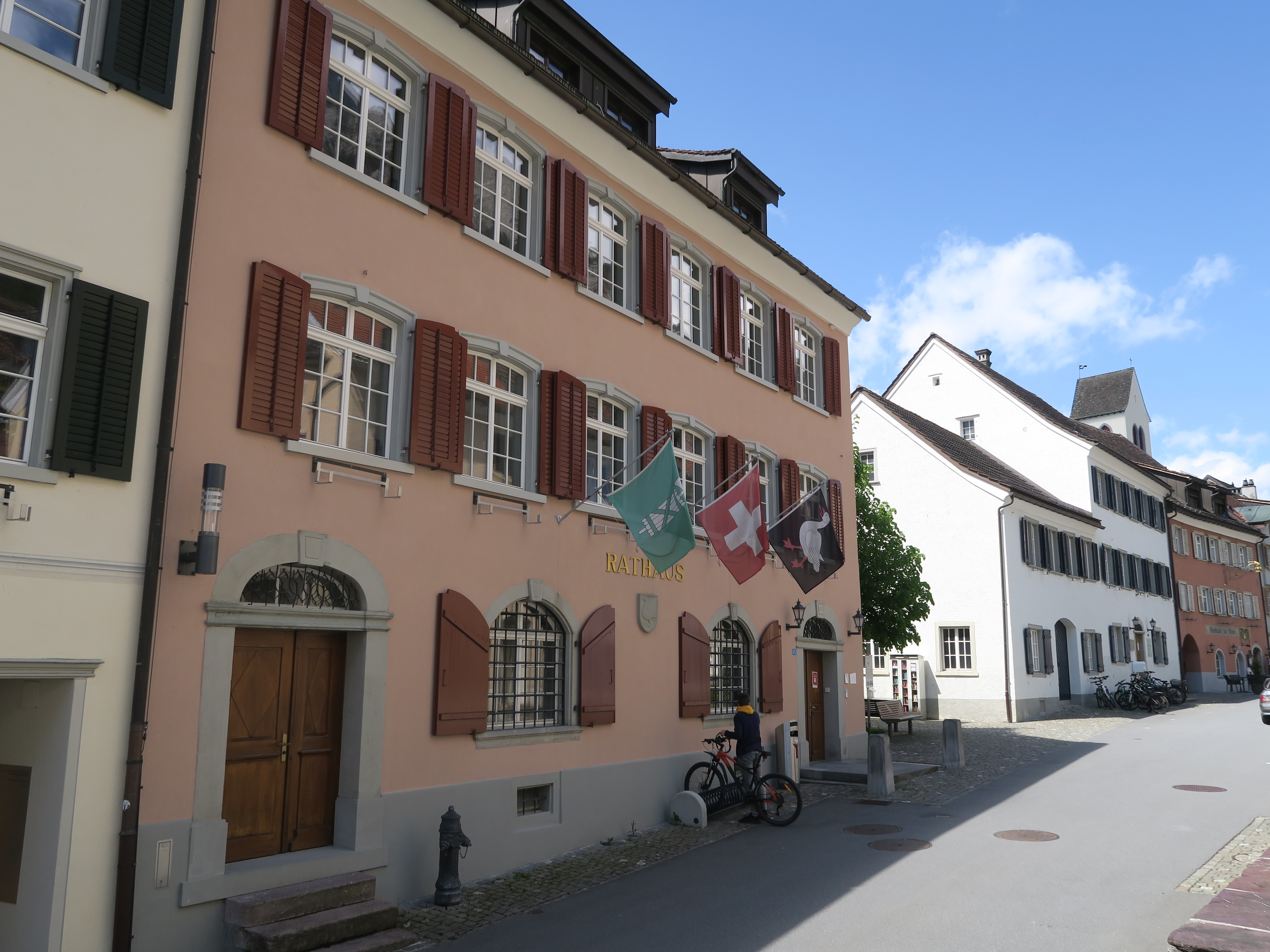 Bis 1855 wurde das Rathaus von der Landschreiber- und Schultheissenfamilie Gallati bewohnt. Im alten Rathaus diente einst auch als Oberstufenschulhaus und als Feuerwehrdepot.