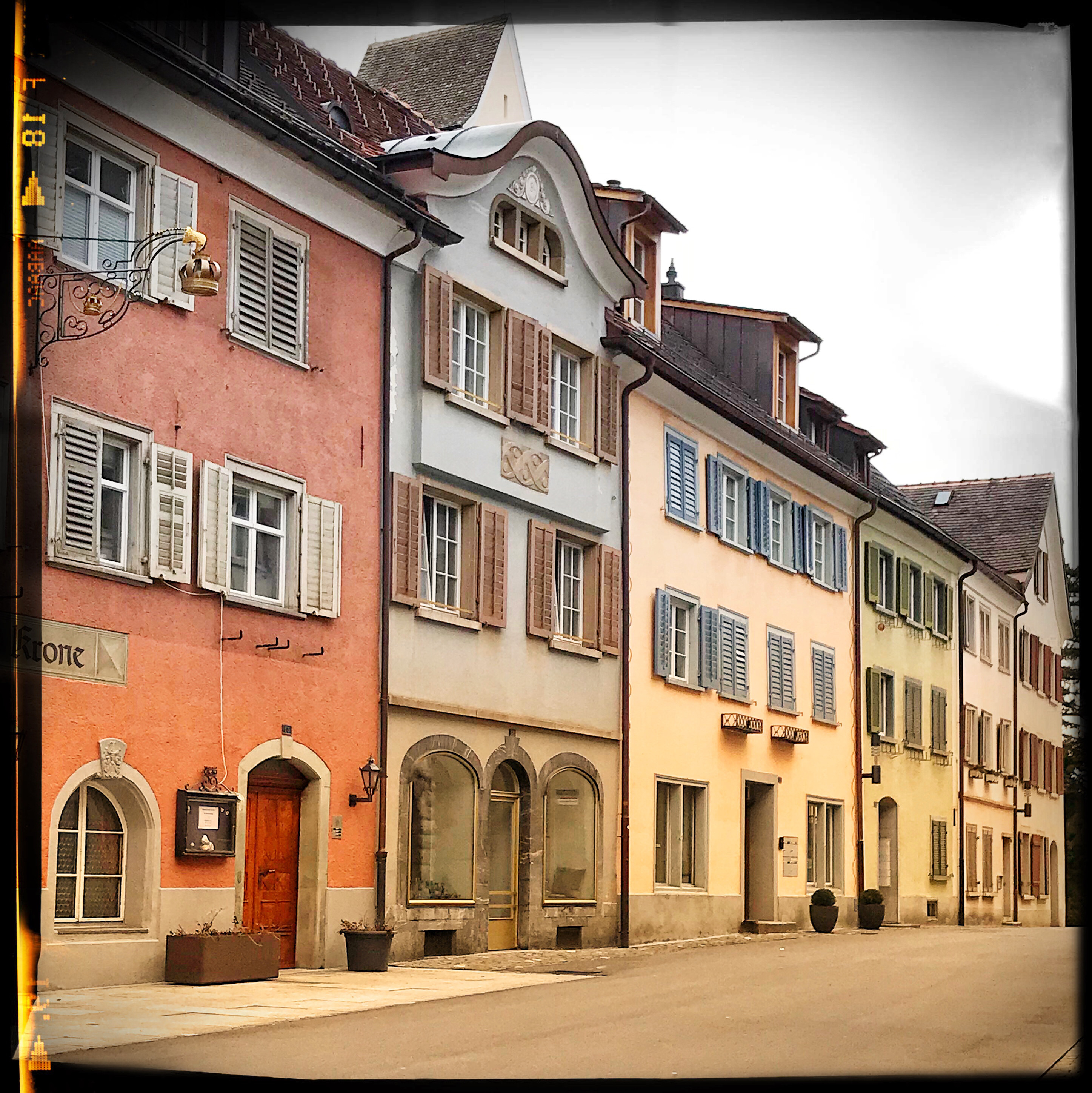 rechts von der "Kronenhalle" war früher der Coop und rechts davon die Post.
