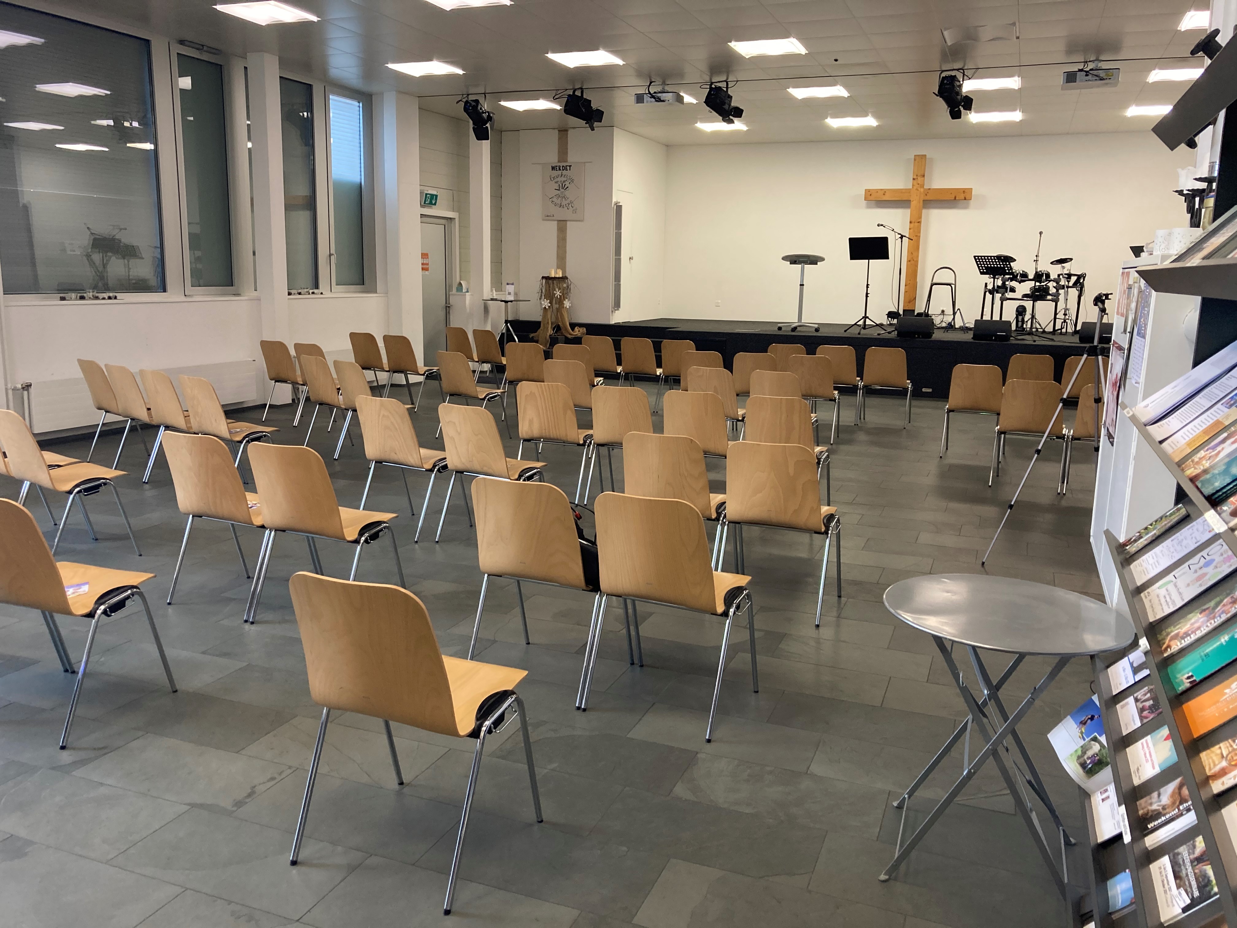 Auch eine Kirche ohne Glockenturm und in einem Fabrikgebäude kann eine lebendige Kirche sein.