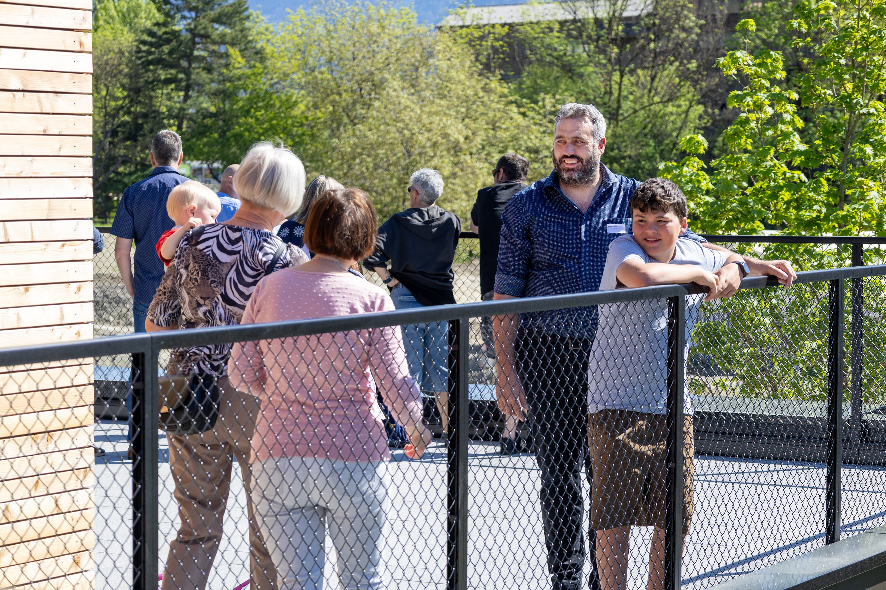 Auf einen Schwatz: Gemeindepräsident Stefan Kohler nutzt den Anlass für persönliche Gespräche.