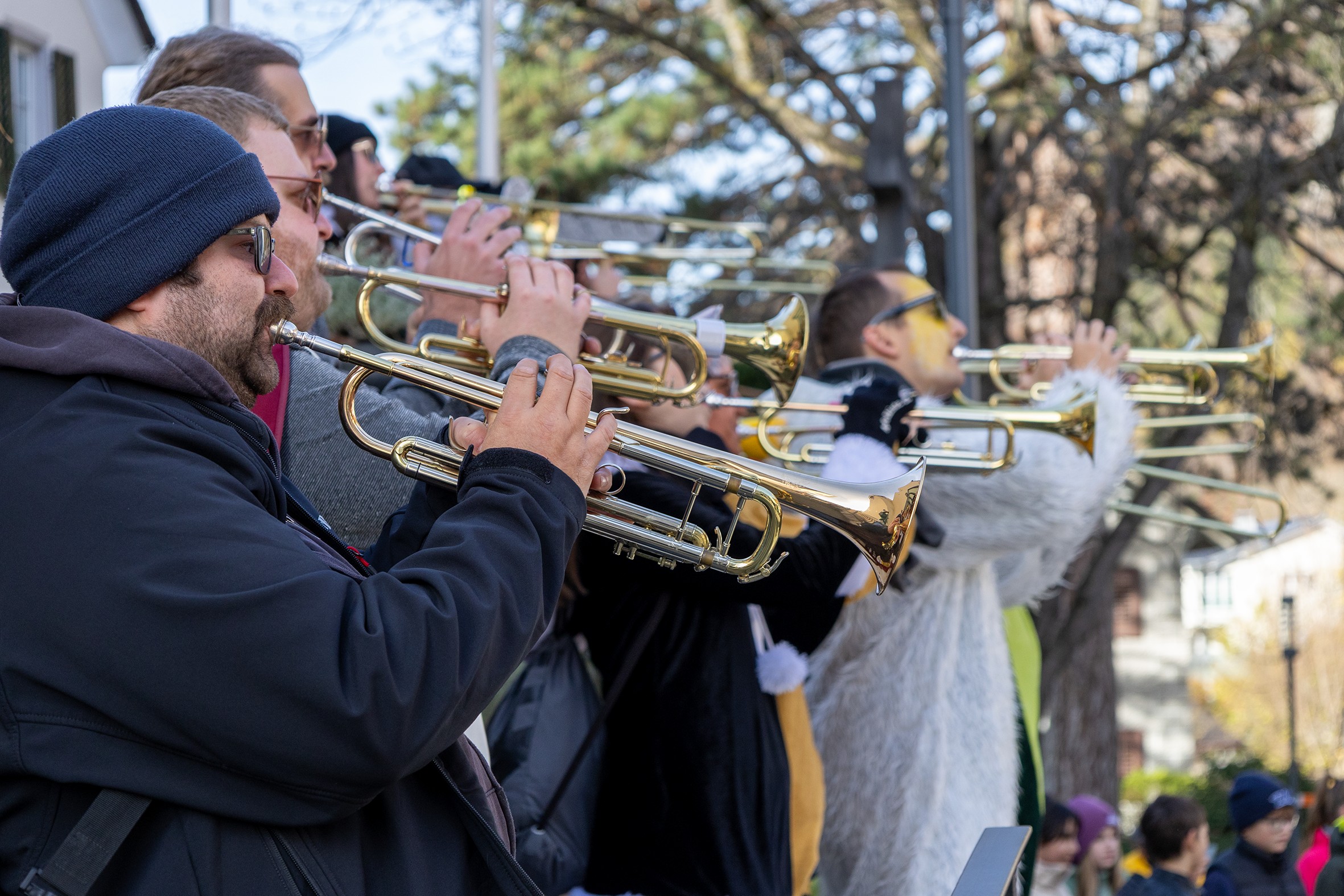 Bunt und schrill: Die Mitglieder der örtlichen Guggenmusikvereine eröffnen die Fasnachtssaison 2026.