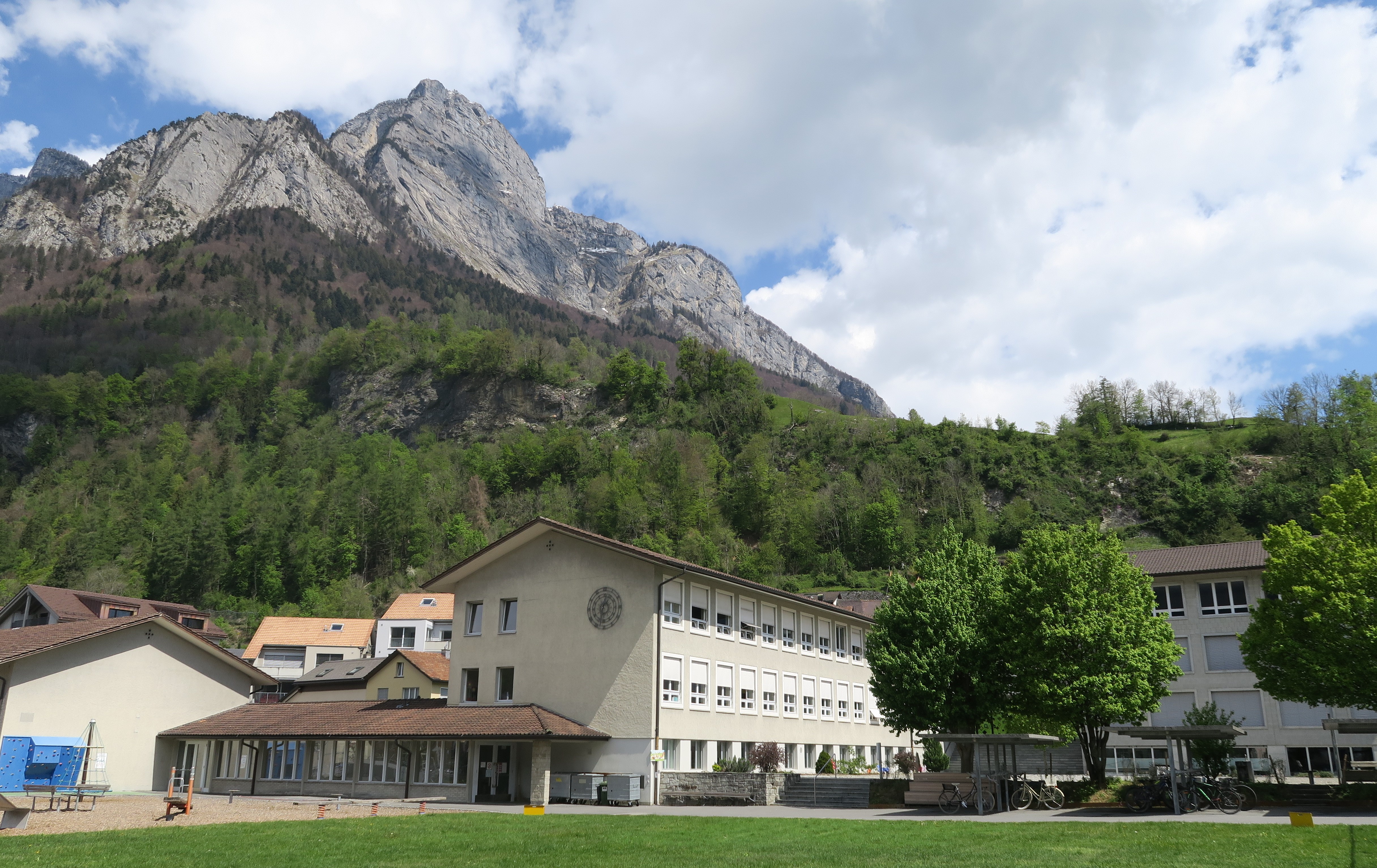 Es diente bis zur Eröffnung des Oberstufenzentrums OZ als Real- und Sekundarschule.