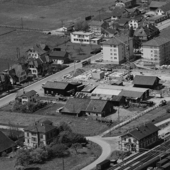 An der Ragazerstrasse weichen die Bauernhöfe langsam aber sicher den neuen Mehrfamlienhäusern.