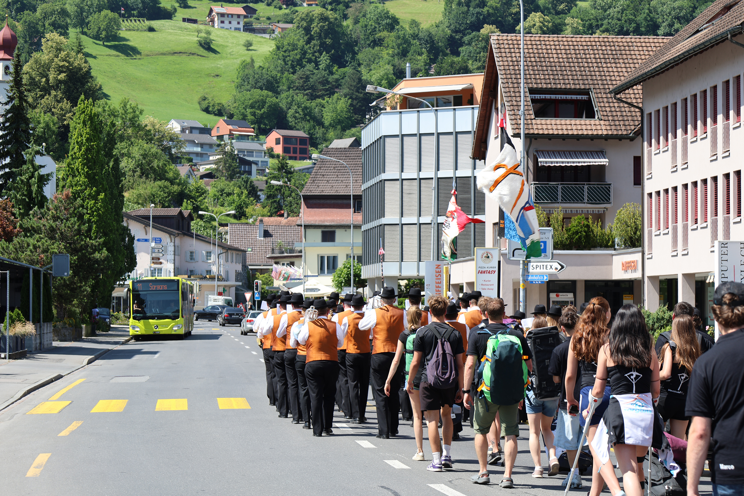 Abmarsch in Richtung Schwefelbad: Die MG Sargans führt die Heimkehrenden die Bahnhofstrasse entlang.