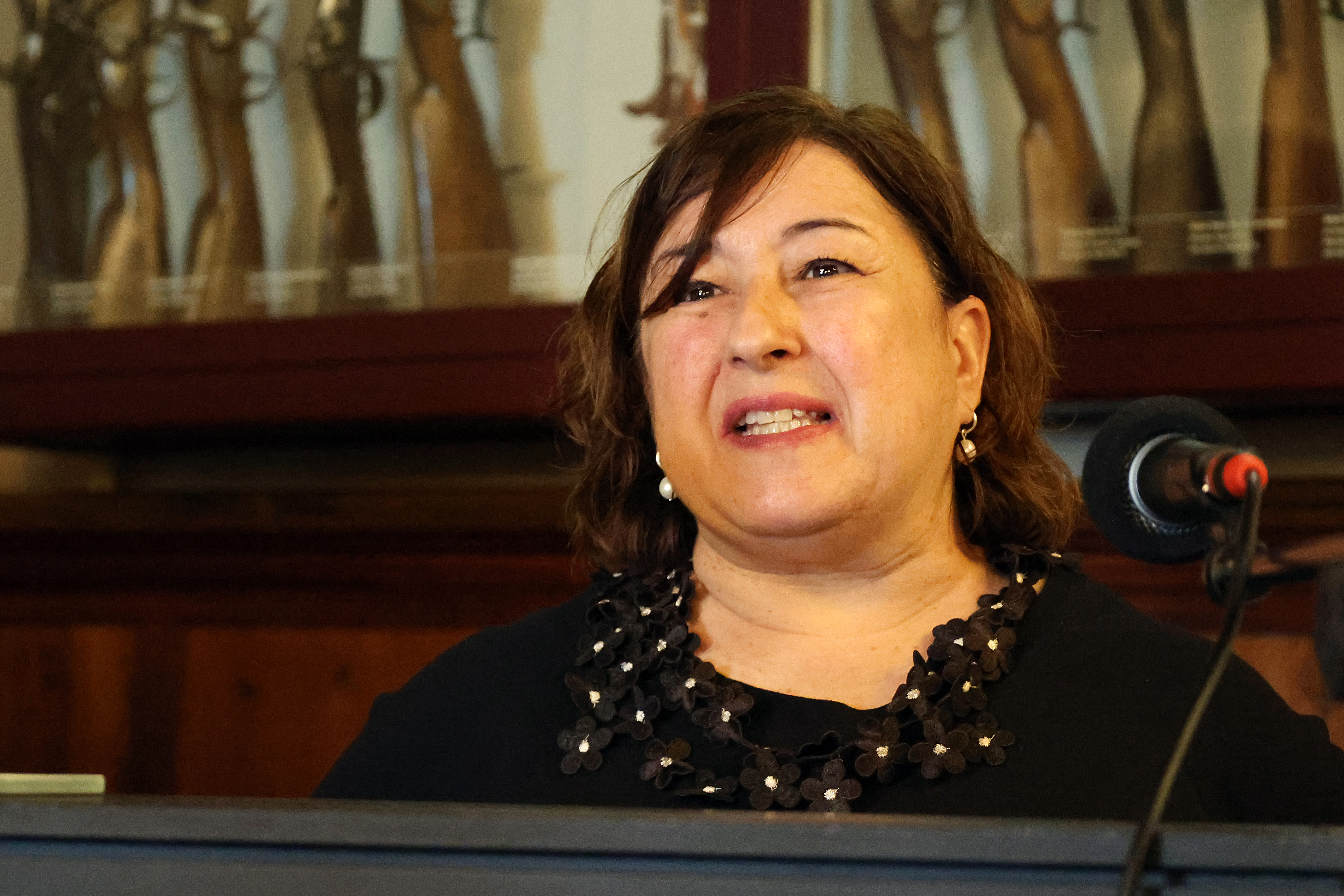 Bea Papadopoulos nimmt die Auszeichnung entgegen.