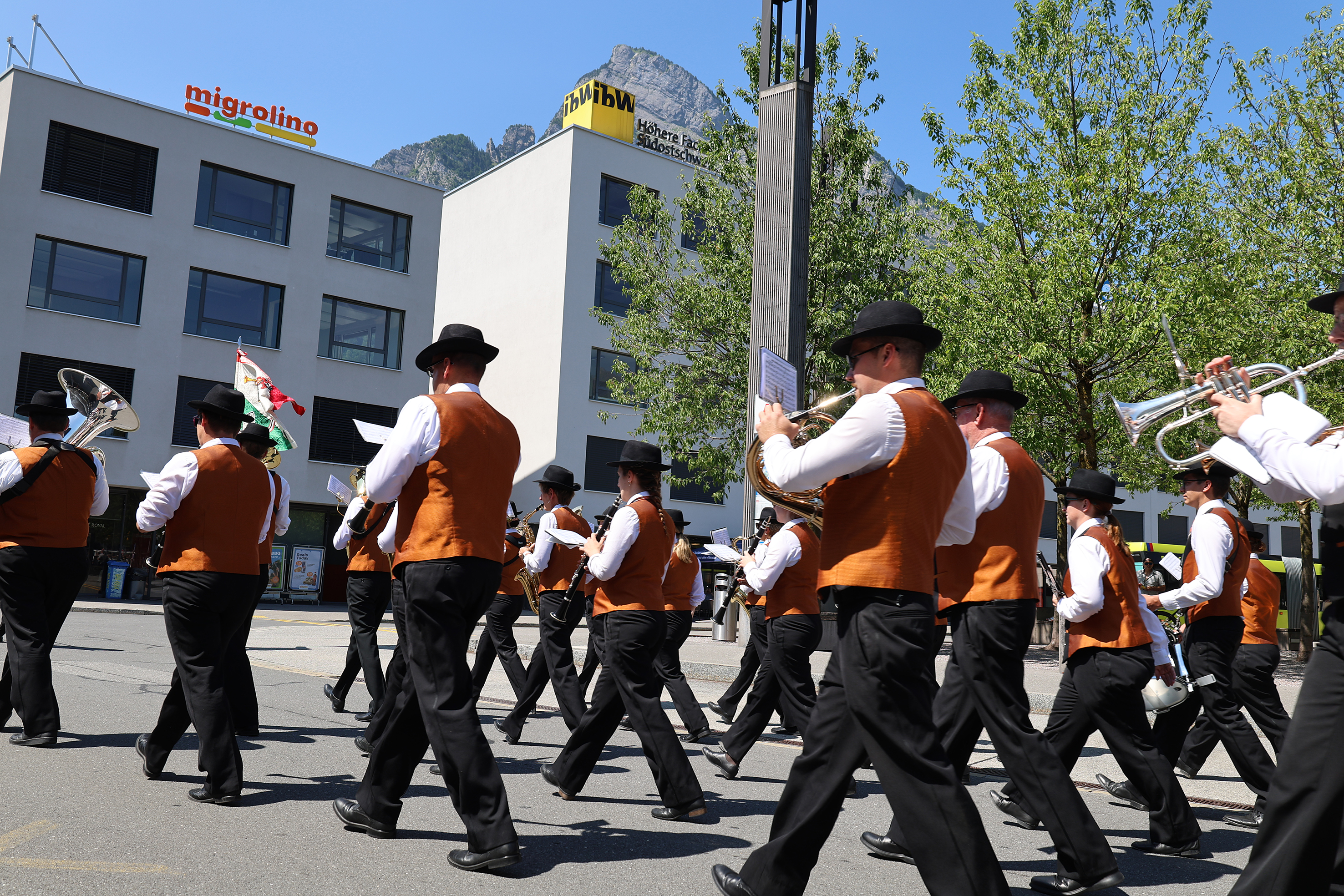 Abmarsch in Richtung Schwefelbad: Die MG Sargans führt die Heimkehrenden die Bahnhofstrasse entlang.