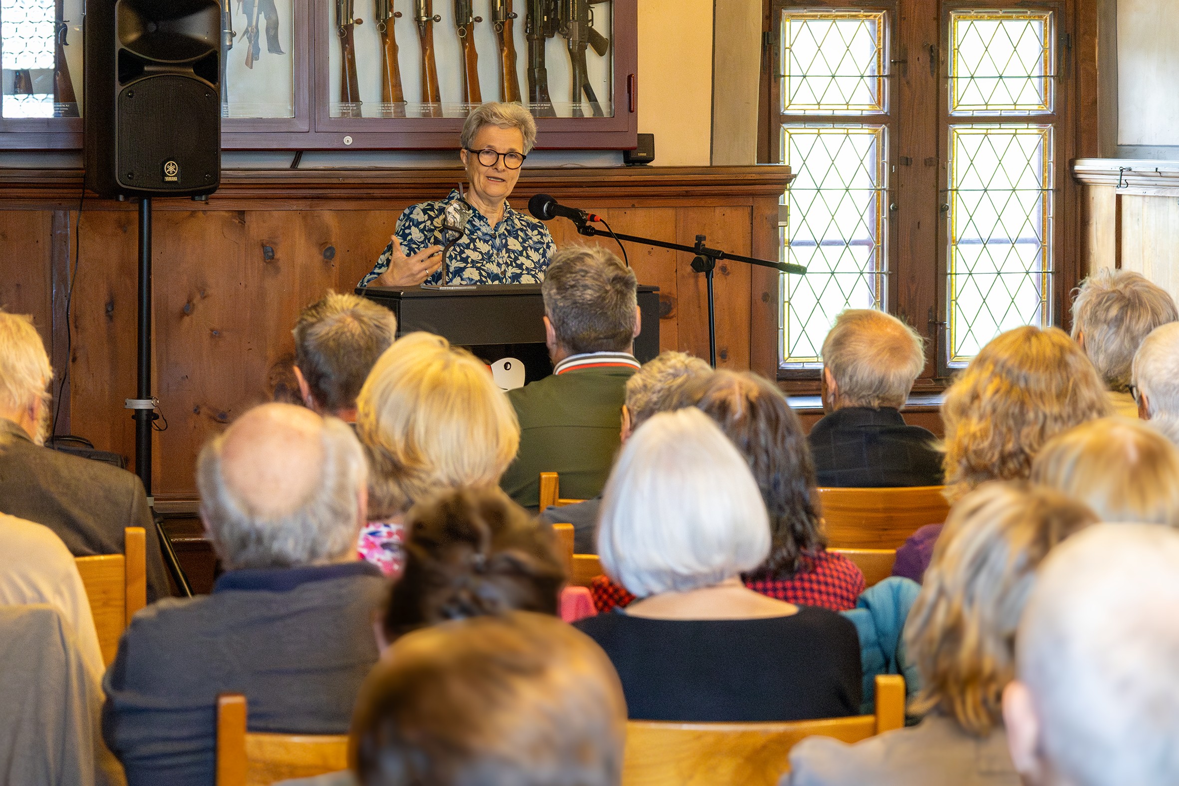 Barbara Rosenbaum hält die Laudatio für den Buchladen Sargans.