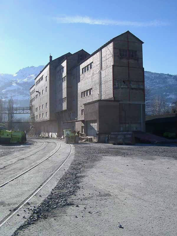 Über meterlange Rollbänder wurden die Gesteinsbrocken aus den Stollen im Gonzen auf Rütteltischen, Gesteinsmühlen, Läutertrommeln und Brauseanlagen bearbeitet und sortiert.
