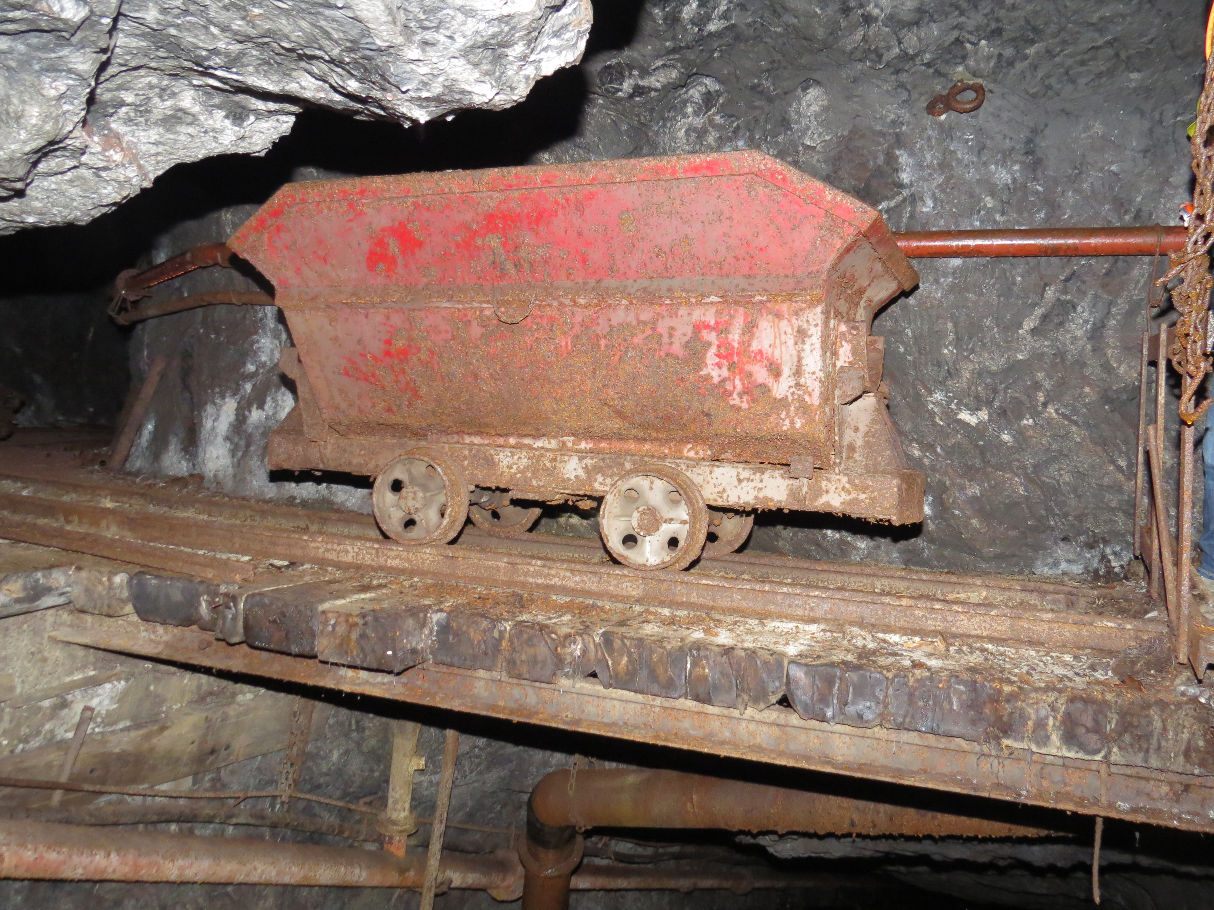 Der Abbau wurde am 2. Mai 1966 aus wirtschaftlichen Gründen eingestellt. Noch heute werden die Roteisensteinvorräte auf 5,5 Millionen Tonnen geschätzt.