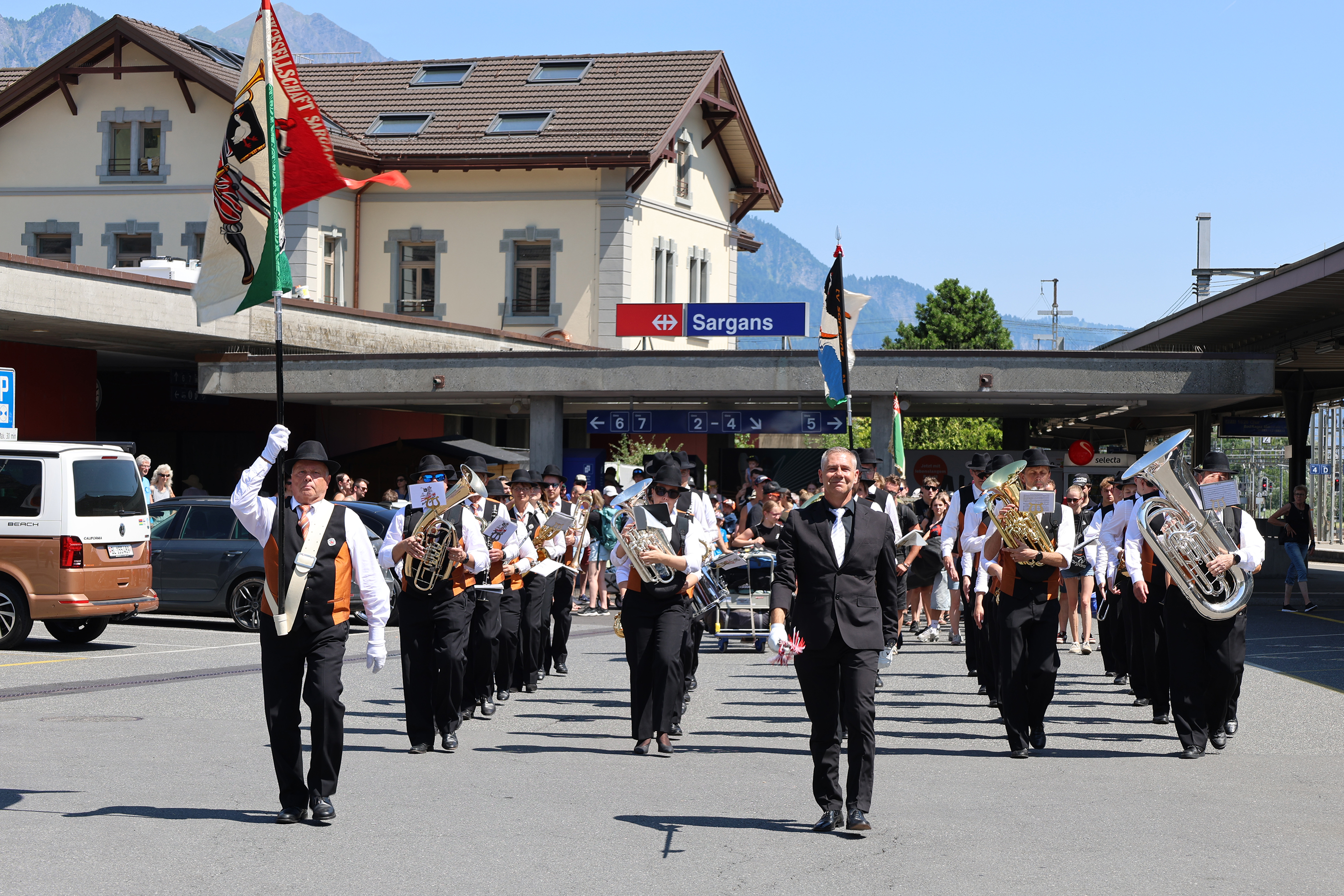 Abmarsch in Richtung Schwefelbad: Die MG Sargans führt die Heimkehrenden die Bahnhofstrasse entlang.