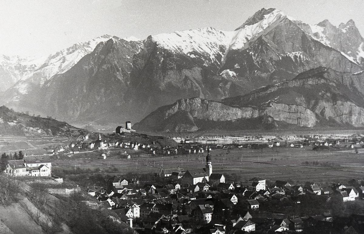 um 1950: Sargans mit Falknis, von Mels aus gesehen.