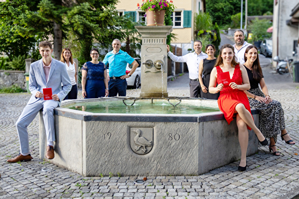 Freuen sich mit ihren Familien und der Arbeitgeberin: Noemi Dohr und Livio Bonderer, KV-Lernende im Rathaus Sargans.