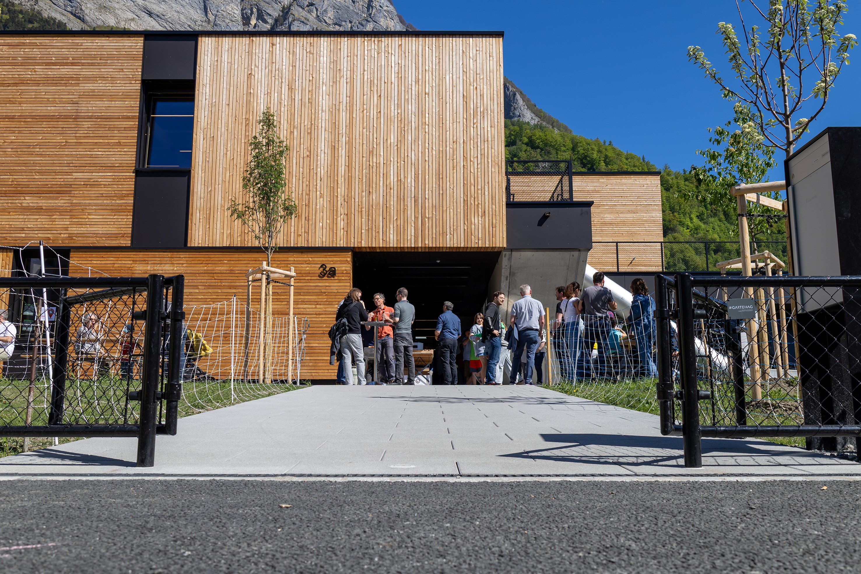Offene Törchen: Der neue Kindergarten wirkt einladend.