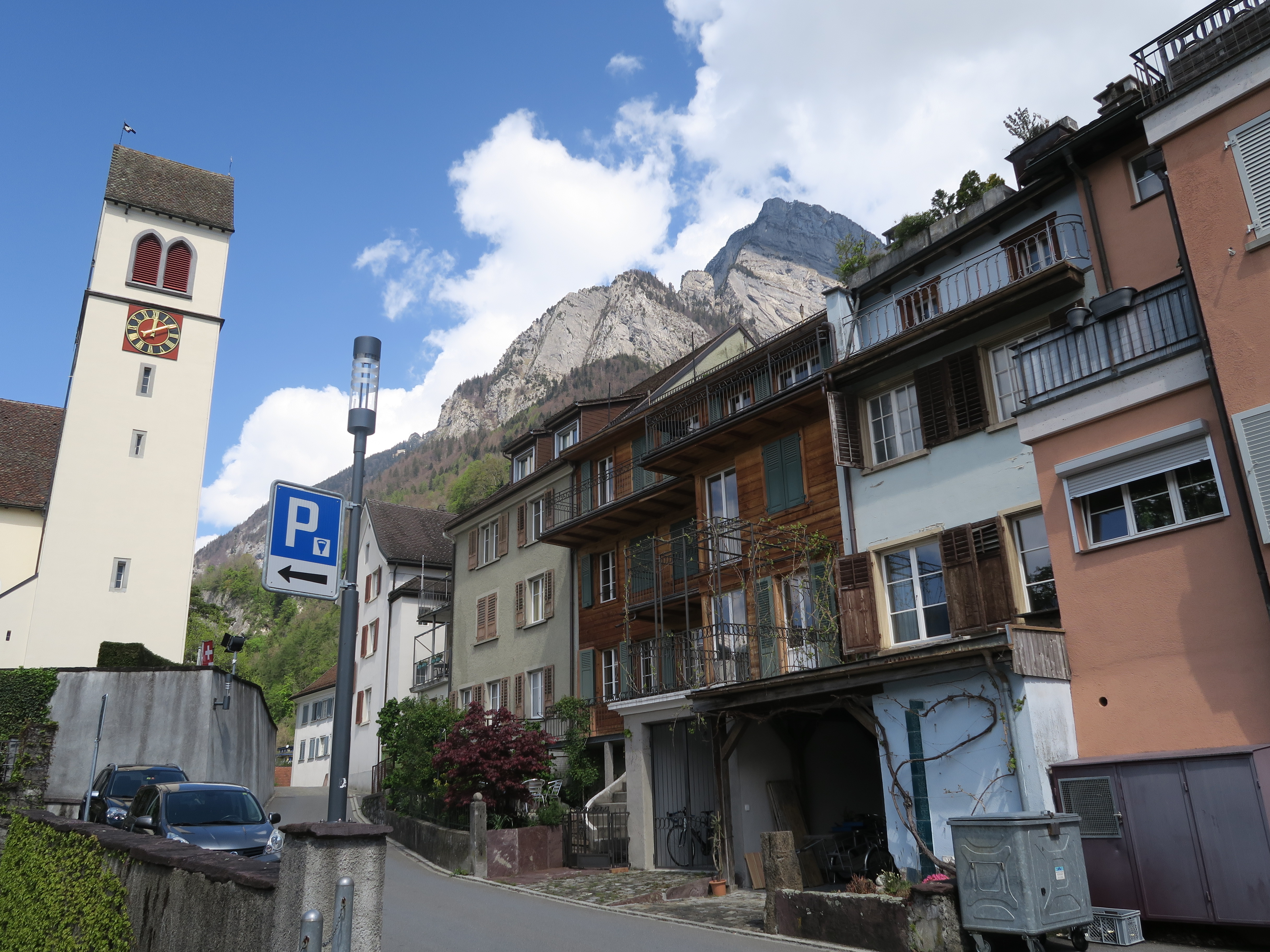 Von der Untergass aus präsentieren sich die Häuser ganz anders. Das hintere Holzhaus war einst die Post.