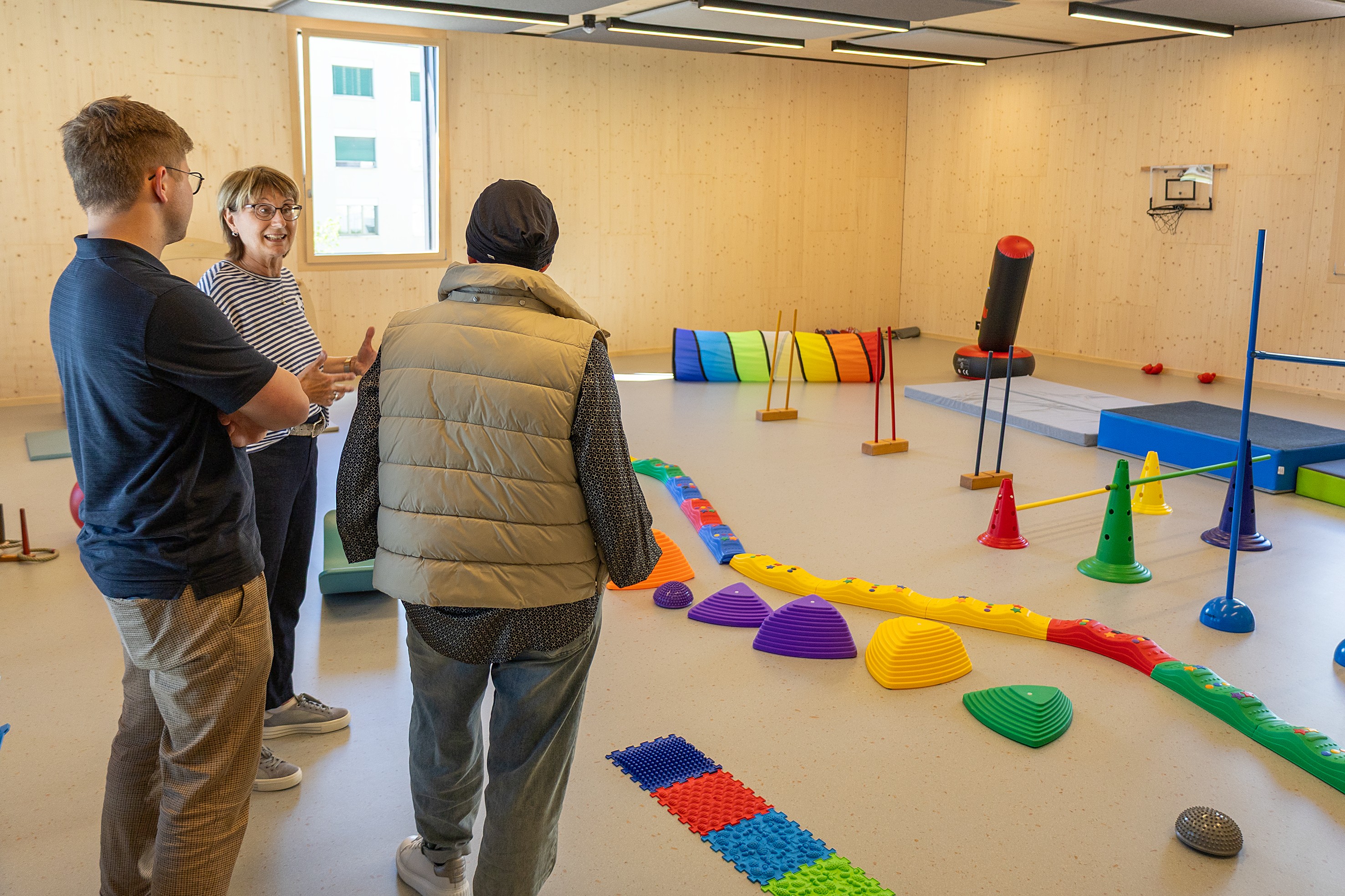 Temporäre Umnutzung: Schulleiterin Sandra Büsser präsentiert den dritten Kindergarten, der aktuell als Turnhallenersatz benutzt wird.